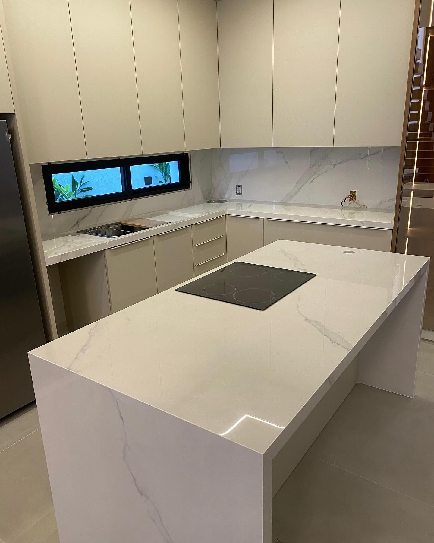 Cozinha com bancada e ilha em porcelanato de alto padrão