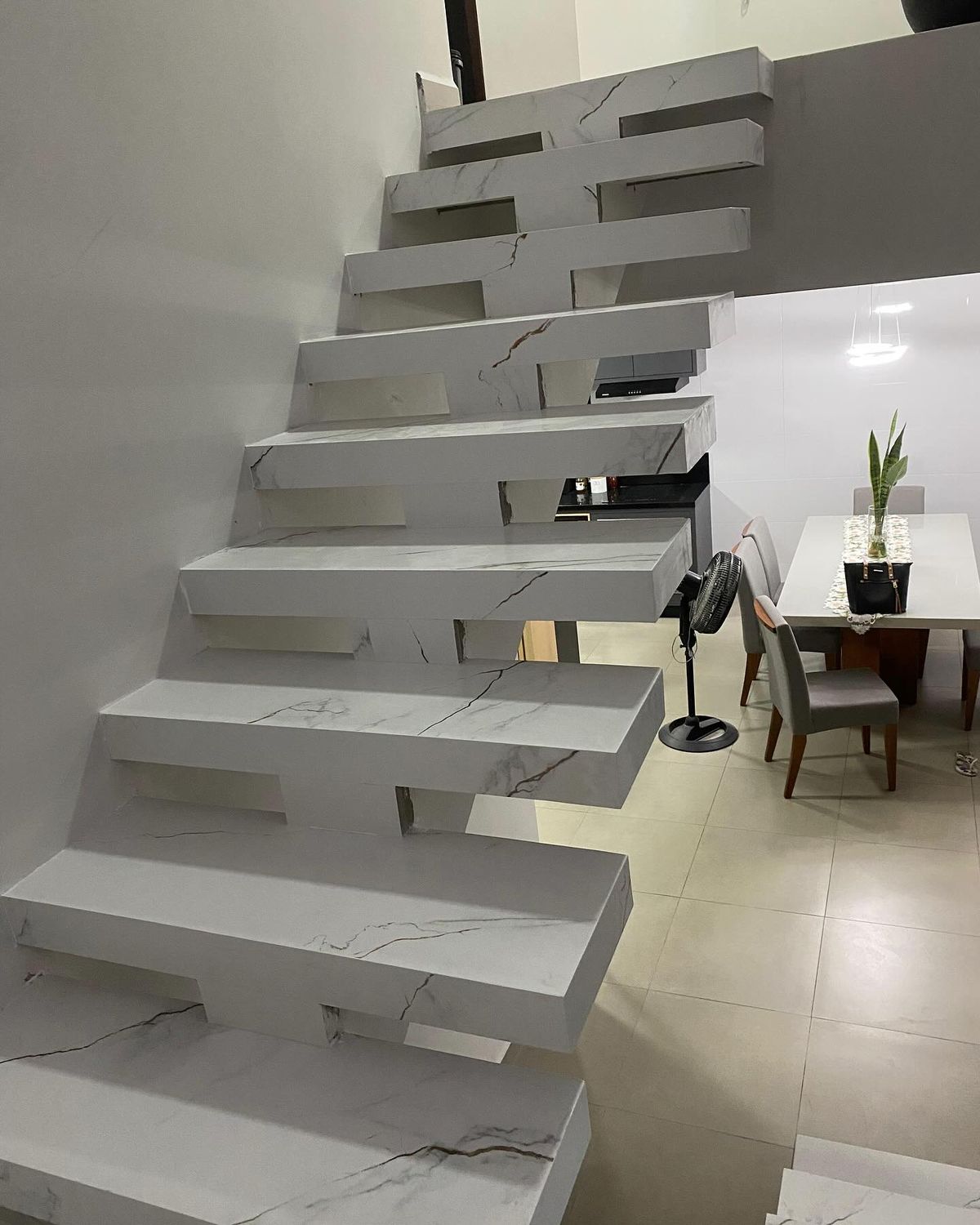 Escada flutuante em porcelanato executada pela Oliveira