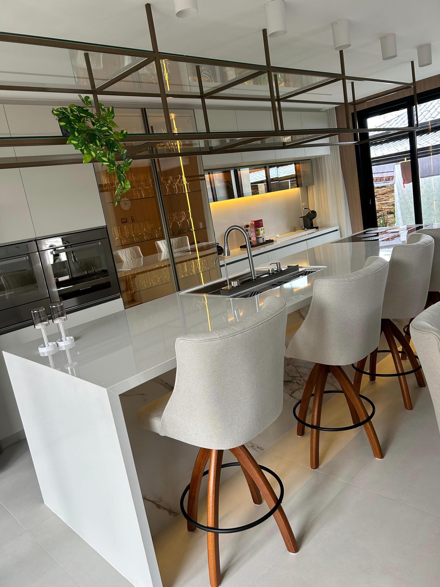 Cozinha gourmet com bancada em Quartzo Led executada pela Oliveira Porcelanatos
